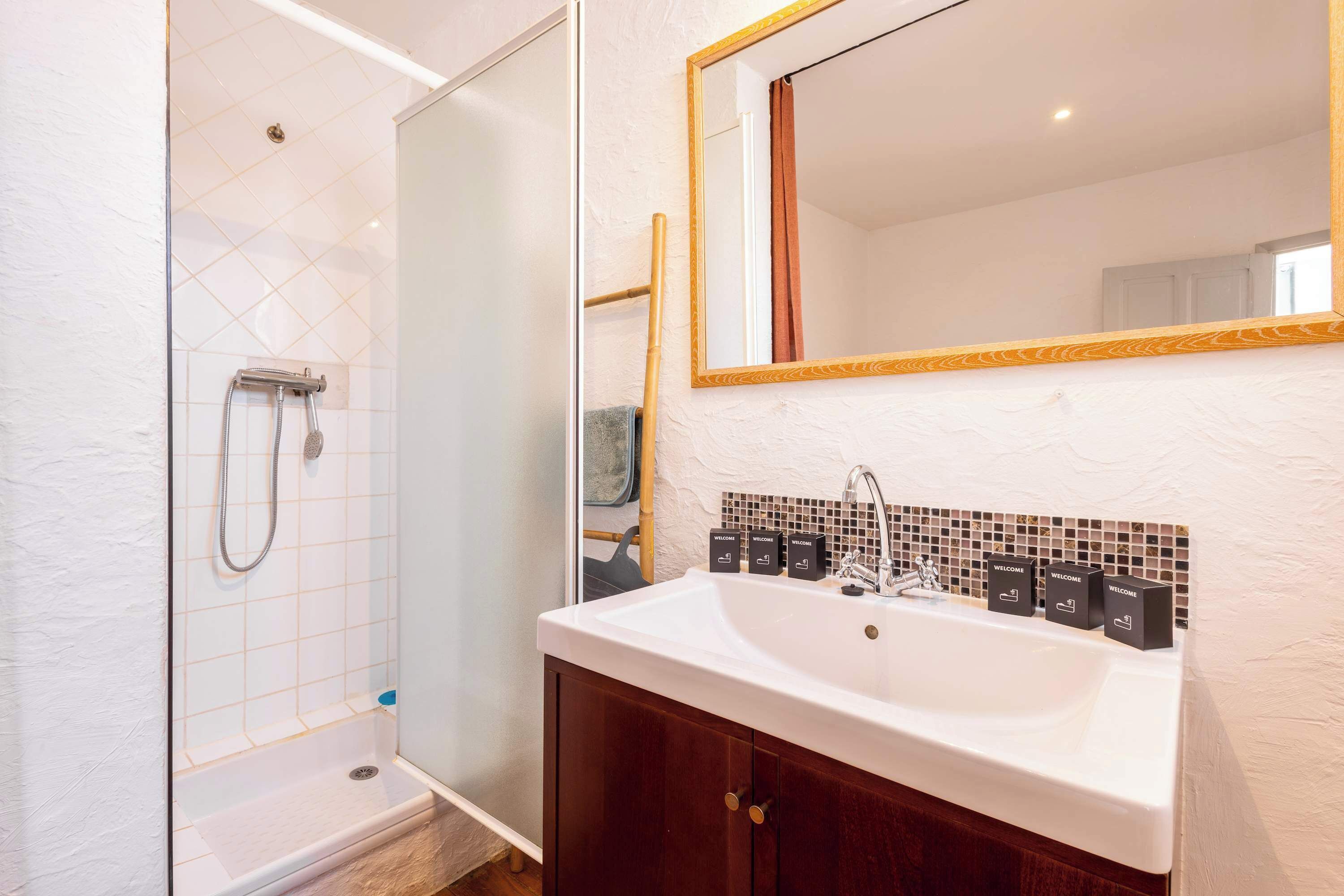 Een douche, een haardroger, handdoeken