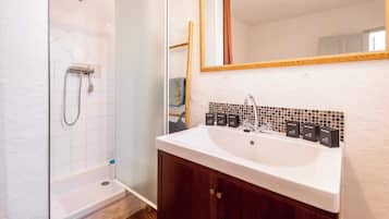 Een douche, een haardroger, handdoeken