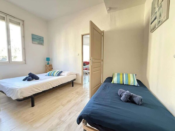 1 habitación, tabla de planchar con plancha, wifi y ropa de cama 