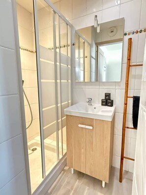 Regadera, secadora de cabello, toallas 