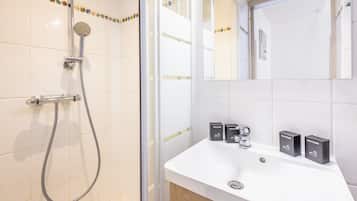 Ducha, secador de pelo y toallas