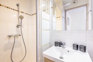 Douche, sèche-cheveux, serviettes fournies