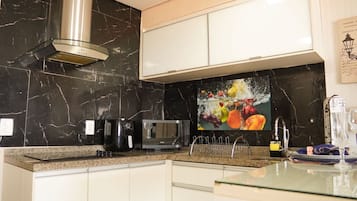 Basic Apartment | Private kitchen | Full-size fridge, microwave, oven, stovetop