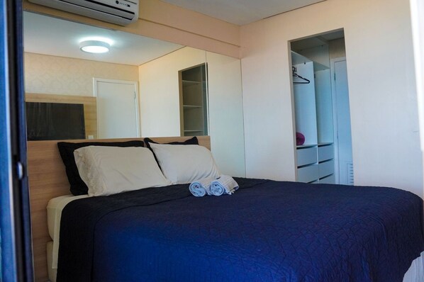 베이직 아파트 | 2 개의 침실, 각각 다른 스타일의 인테리어, 각각 다르게 가구 비치, 암막 커튼