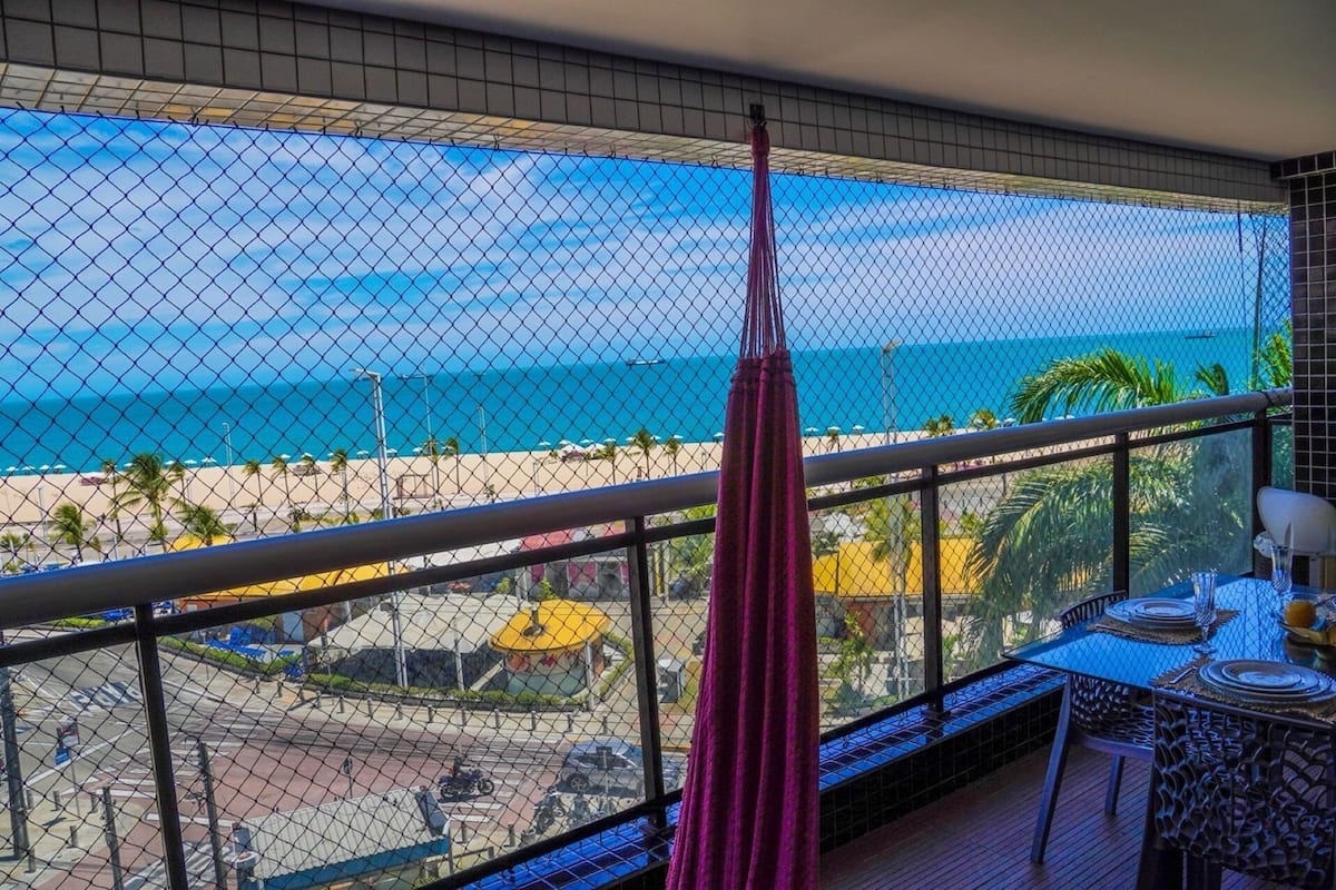 Un balcón con vista a la playa y al océano.