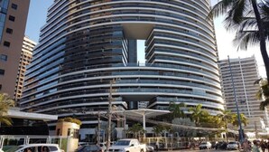A modern, multi-story hotel with a curved facade and a central atrium. - Beira Mar Fortaleza Landscape Luxo (Fortaleza)