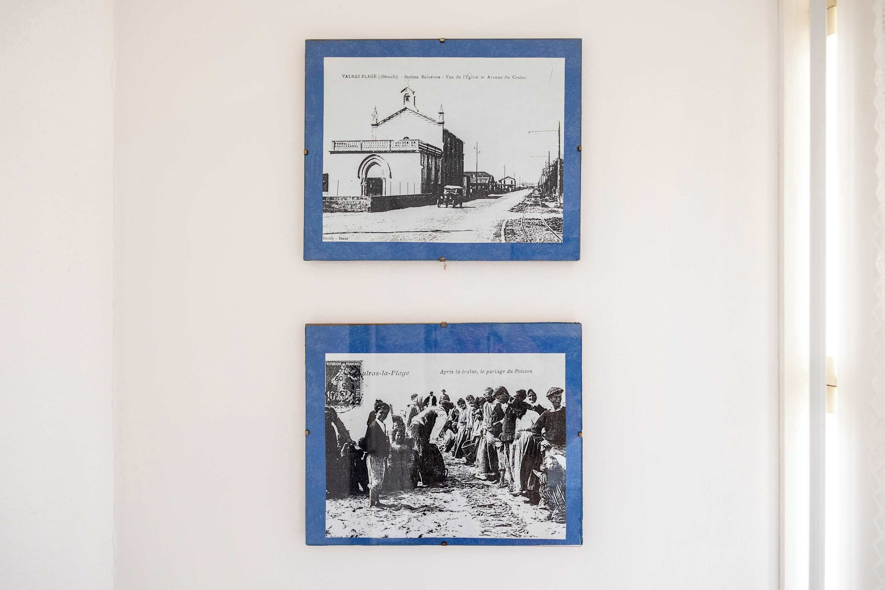 Dos fotografías blanco y negro enmarcadas en una pared.