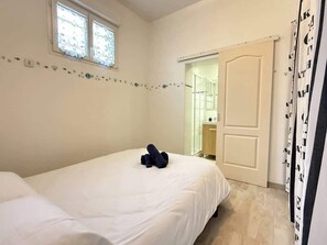 1 dormitori, planxa i posts de planxar, wifi i roba de llit