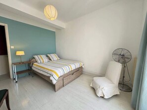2 chambres, fer et planche à repasser, Wi-Fi, draps fournis