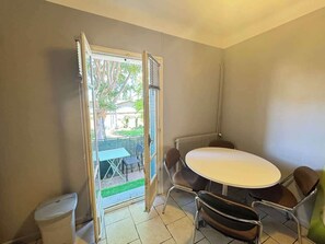 Dining - Charming 2-Bedroom Apartment in Béziers City Centre with Parking (Béziers)