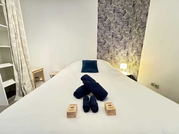 1 slaapkamer, een strijkplank/strijkijzer, wifi, beddengoed