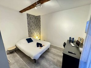 1 chambre, fer et planche Ă repasser, Wi-Fi, draps fournis