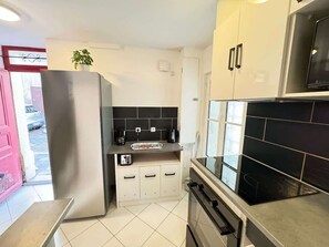 Kühlschrank, Mikrowelle, Ofen, Herdplatte