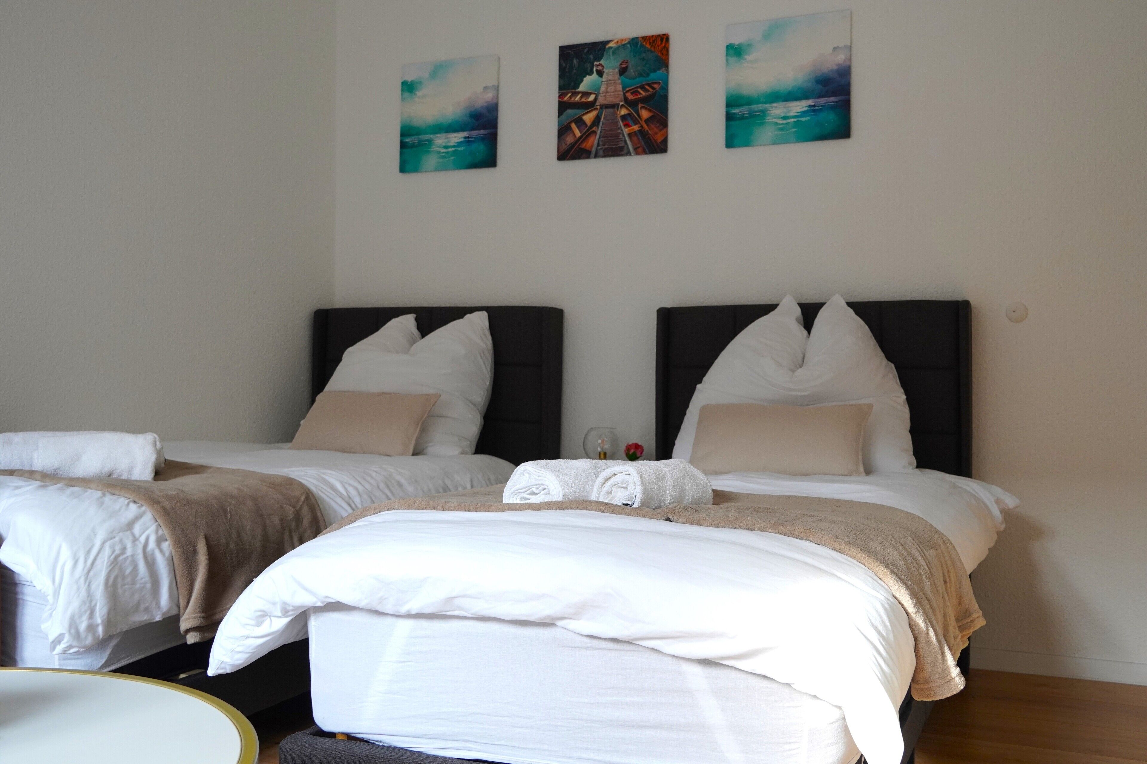 2 slaapkamers, een bureau, een strijkplank/strijkijzer, reisbedje