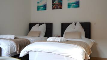 2 Schlafzimmer, Schreibtisch, Bügeleisen/Bügelbrett, Reisekinderbett