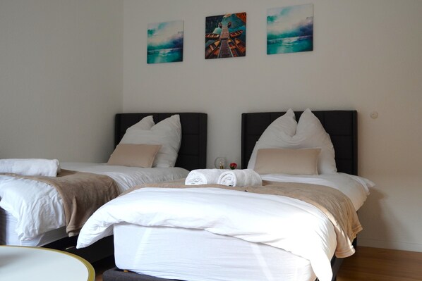 2 chambres, bureau, fer et planche à repasser, lit parapluie