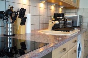 Réfrigérateur, micro-ondes, four, plaque de cuisson