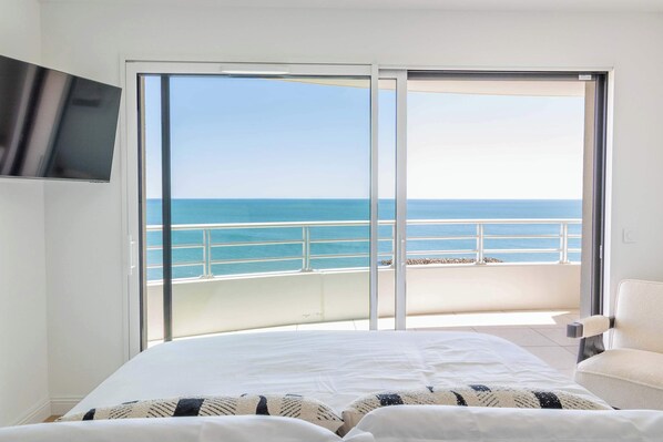 4 bedrooms, iron/ironing board, WiFi, bed sheets - Panarea Grand Prestige Duplex with Private Spa & Sea View (Valras-Plage)