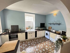 Frigorífico, microondas, horno y placa de cocina