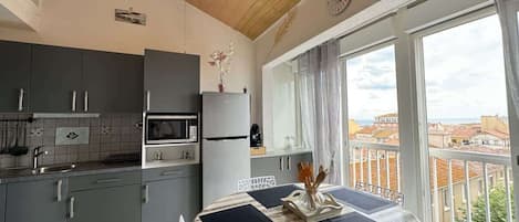 Réfrigérateur, micro-ondes, four, plaque de cuisson