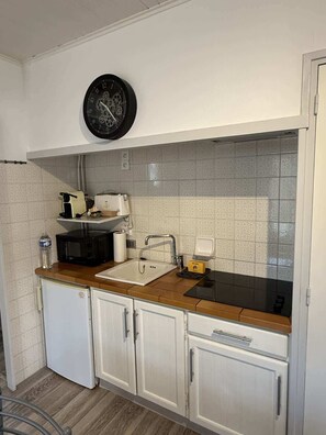 Fridge, microwave, stovetop, coffee/tea maker