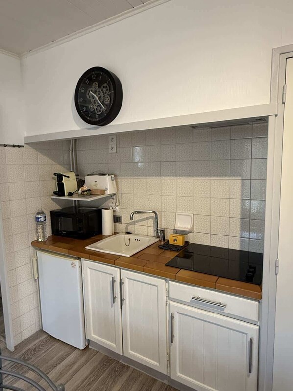 Fridge, microwave, stovetop, coffee/tea maker