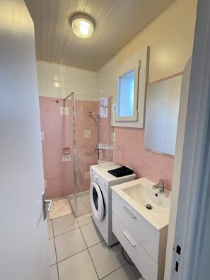 Regadera, secadora de cabello, toallas 