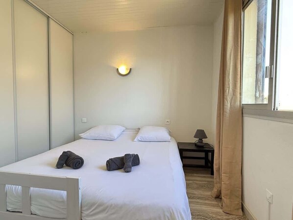 5 habitaciones, tabla de planchar con plancha, wifi y ropa de cama 