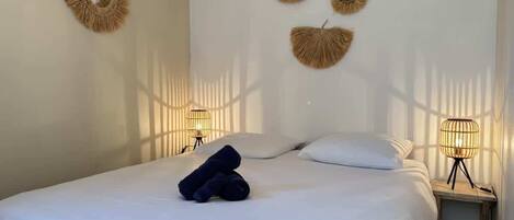 2 chambres, fer et planche à repasser, Wi-Fi, draps fournis