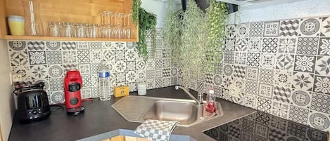 Geladeira, micro-ondas, cooktop, lava-louças