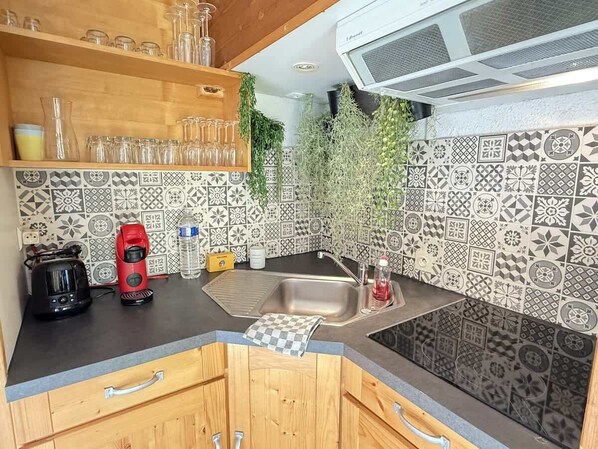 Jääkaappi, mikroaaltouuni, liesi, astianpesukone