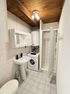 Regadera, secadora de cabello, toallas 