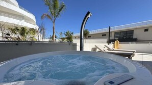 Outdoor spa tub - Beachfront Apartment w/ Terrace, Hot Tub & Parking (Valras-Plage)