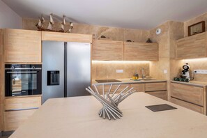 Een koelkast, een microgolfoven, een oven, een kookplaat