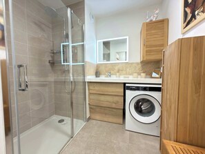 Regadera, secadora de cabello, toallas 