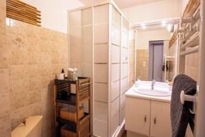Shower, hair dryer, towels