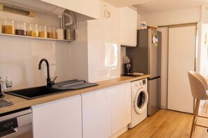 Kühlschrank, Mikrowelle, Ofen, Herdplatte