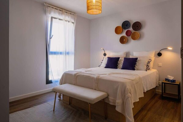 4 bedrooms, iron/ironing board, WiFi, bed sheets