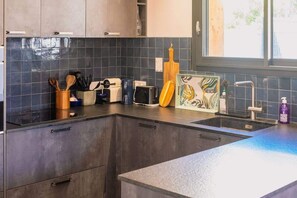 Køleskab, mikrobølgeovn, ovn, kogeplade