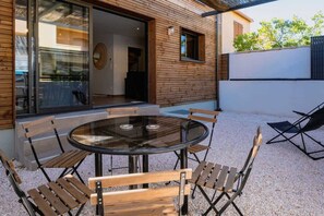 Outdoor dining - La Maison Bleue Comfort (Valras-Plage)