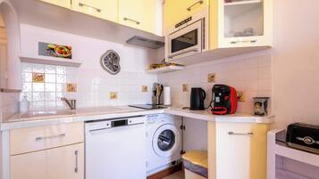 Cafetera/tetera, refrigerador, microondas, horno