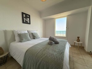 1 slaapkamer, een strijkplank/strijkijzer, beddengoed