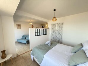 1 chambre, fer et planche à repasser, draps fournis