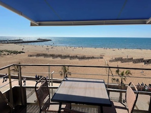 Beach nearby - Valras’Loc Seafront with Stunning Sea View (Valras-Plage)