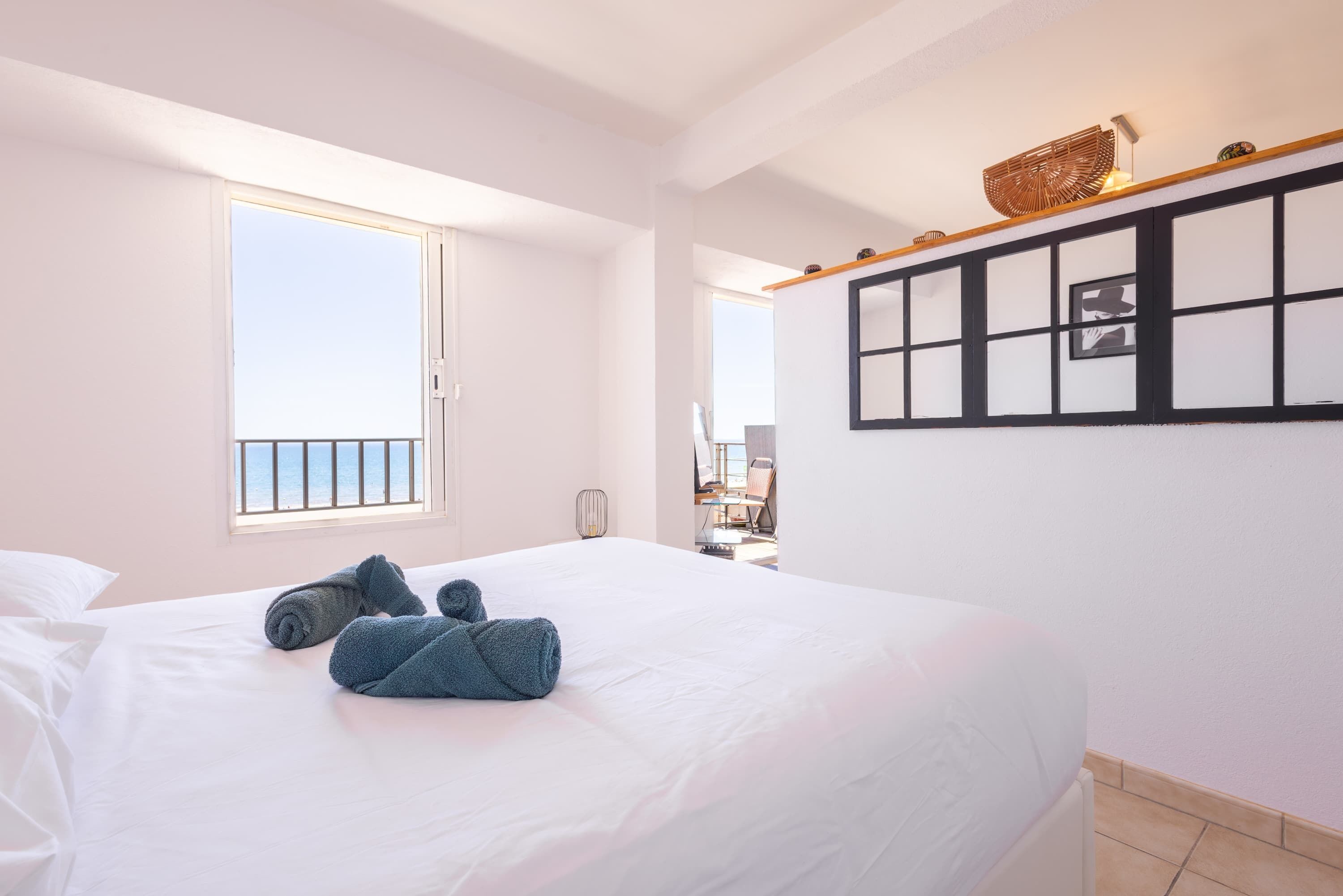 1 dormitorio, tabla de planchar con plancha, ropa de cama