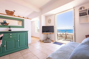1 bedroom, iron/ironing board, bed sheets - Valras’Loc Seafront with Stunning Sea View (Valras-Plage)