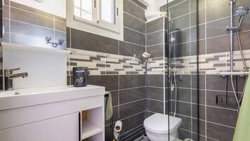 Shower, hair dryer, towels, shampoo