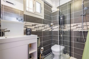 Shower, hair dryer, towels, shampoo - Valras’Loc Seafront with Stunning Sea View (Valras-Plage)