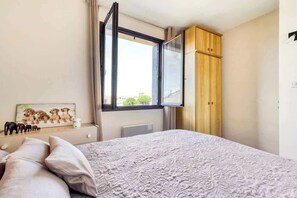 1 dormitori, planxa i posts de planxar i roba de llit