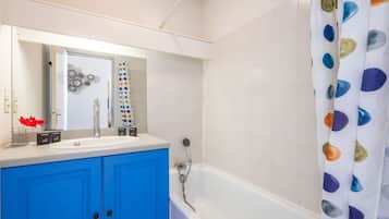 Douche, sèche-cheveux, serviettes fournies